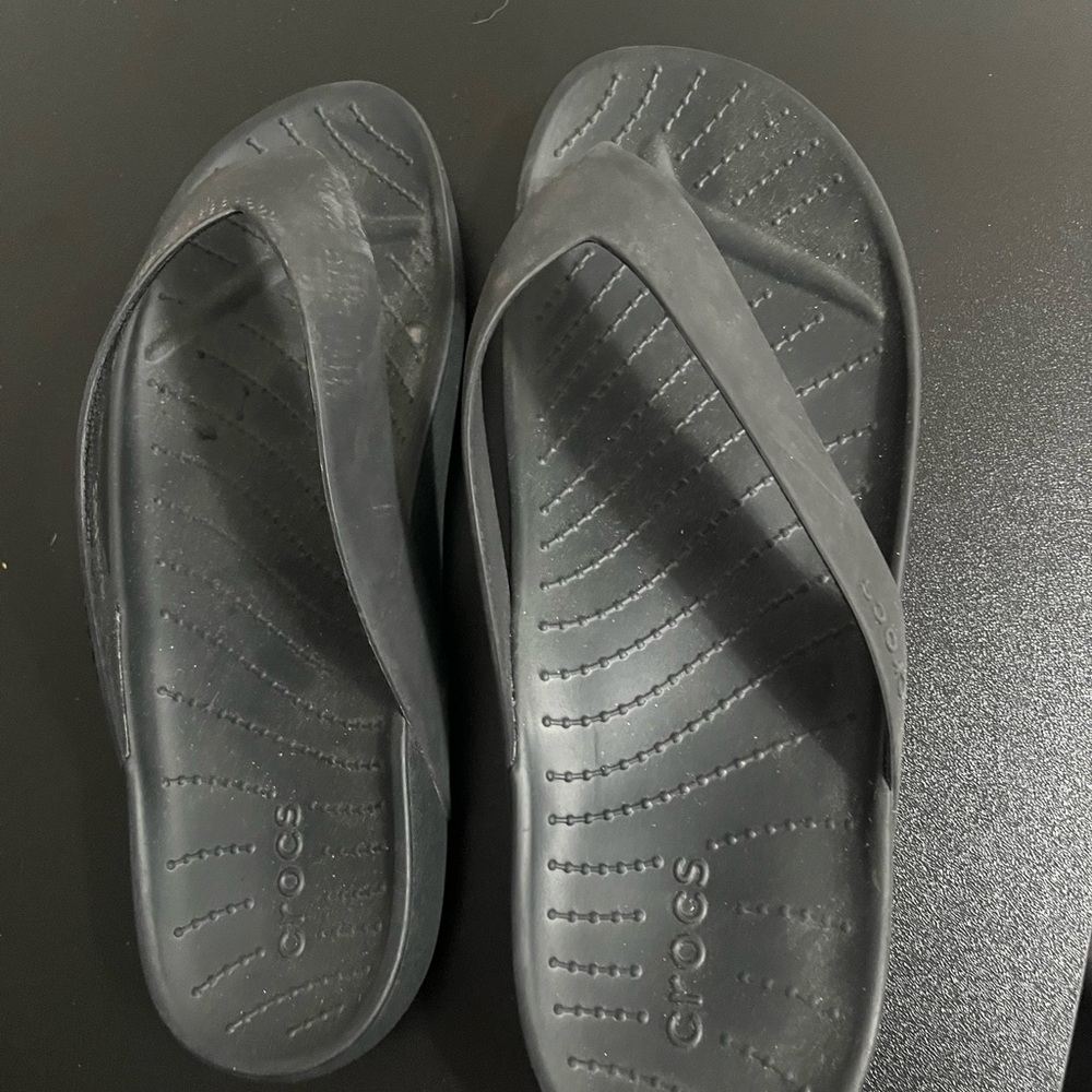 Crocs women’s Black Flip Flops
